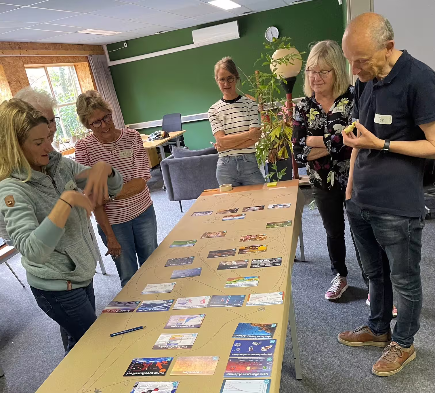 Eén van de deelnemers licht toe hoe de groep de kaarten heeft gelegd.
